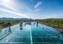 河南玻璃栈道旅游景点值得去吗？安全吗？人多不多？